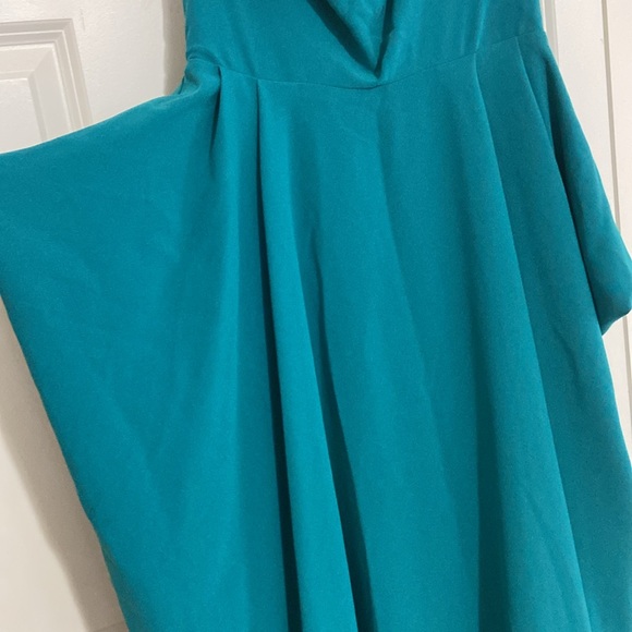 A very modern and high end luxury gown from  Alice and Olivia clothing line! - Picture 3 of 5